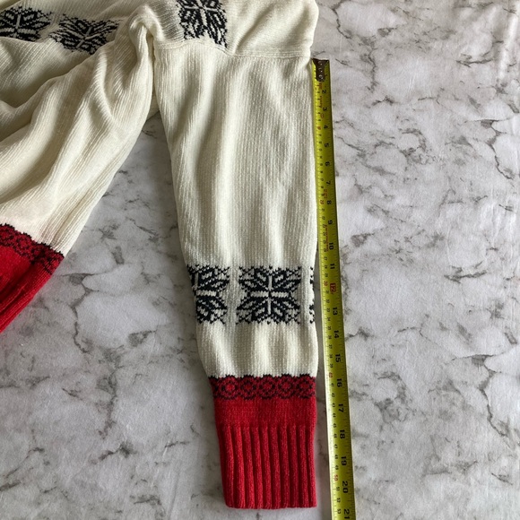 Red white and snowflake turtleneck sweater size L - Picture 4 of 8